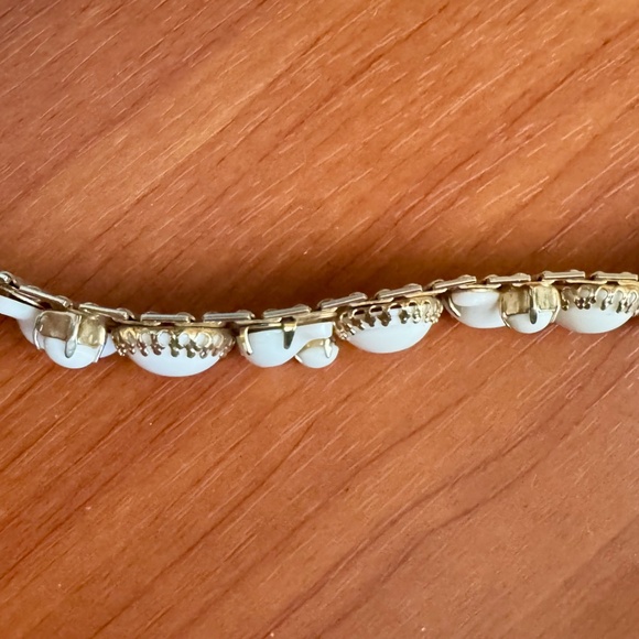 Vintage milk glass bracelet - Picture 4 of 6